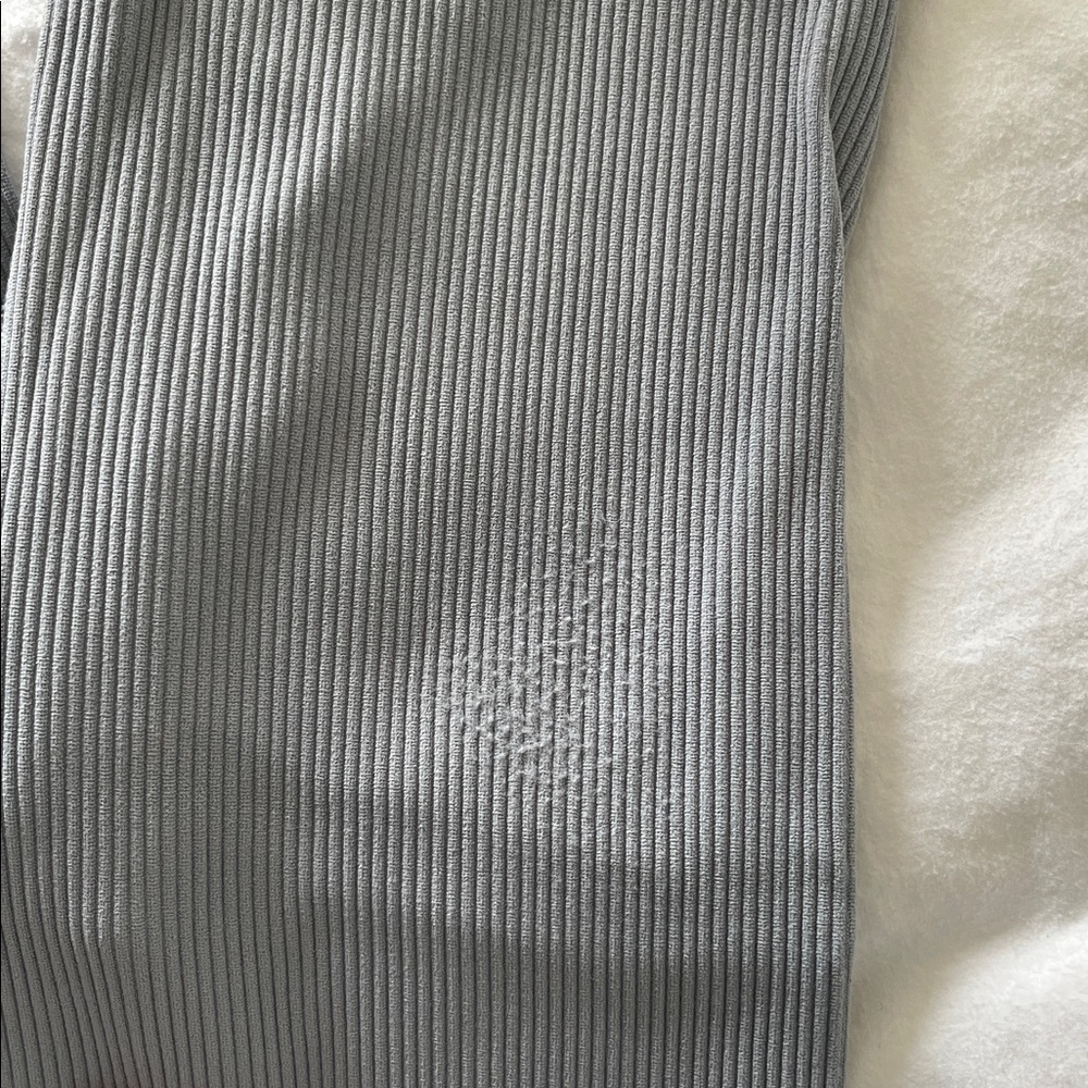 A&F Seamless Rib Leggings & Racerback Tank - Picture 3 of 3
